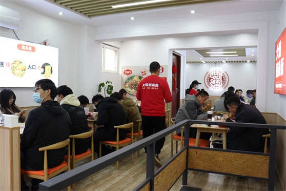 传统美食焕新颜：大碗豌杂面的加盟之路